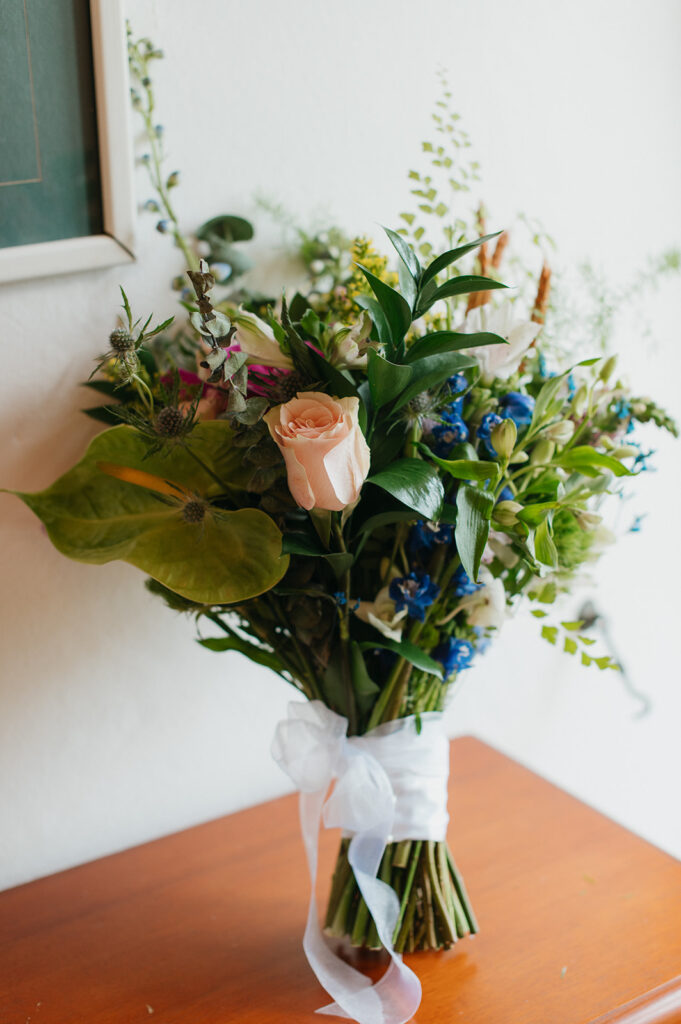 Close-up of tropical wedding floral arrangements with light colors

