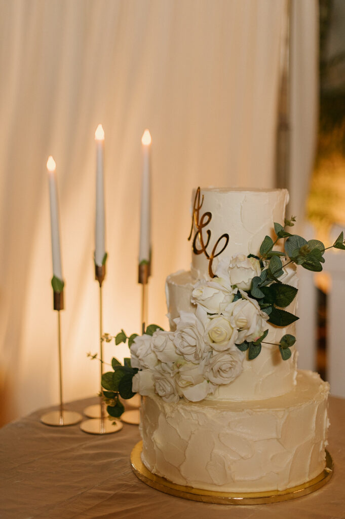 timeless wedding cake photo